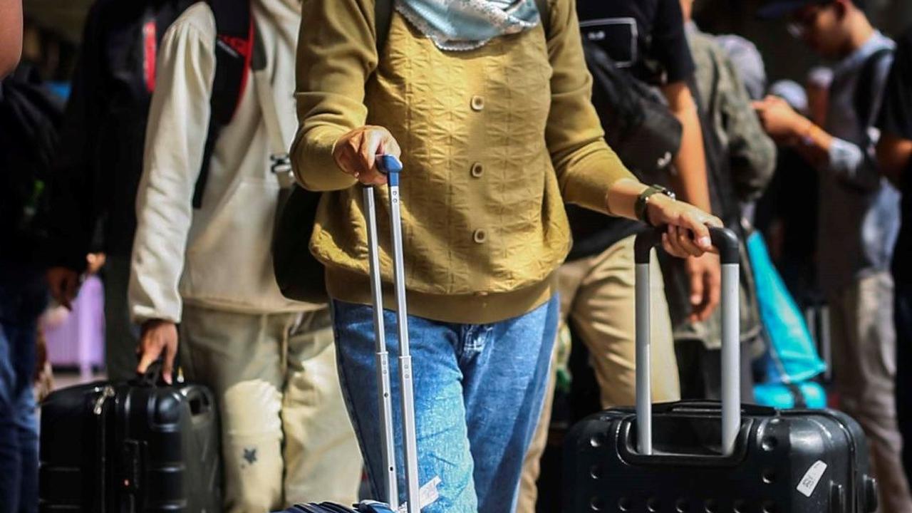 Pemudik membawa barang bawaannya saat memadati Stasiun Pasar Senen, Jakarta, Rabu (3/4/2024). Foto:  Liputan6.com / Angga Yuniar