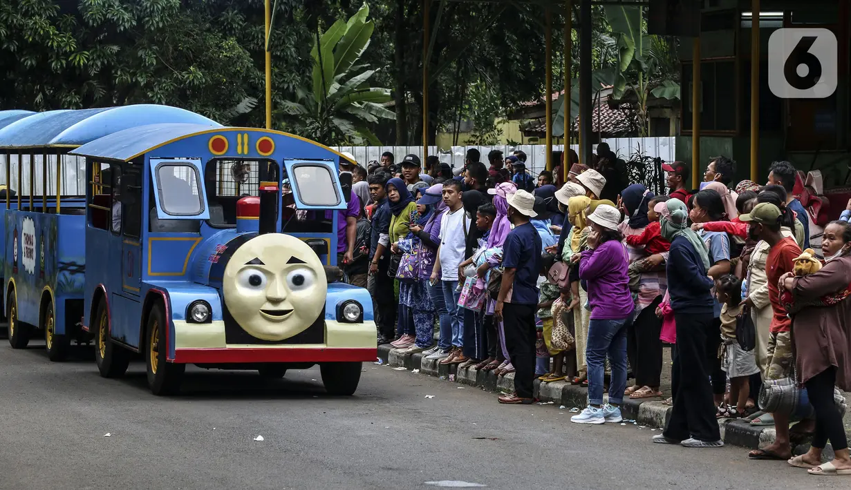 <p>Pengunjung menunggu untuk menaiki kendaraan saat menikmati liburan hari kedua Idul Fitri 1443 H di Taman Margasatwa Ragunan, Jakarta, Selasa (3/5/2022). Dalam pengoperasiannya, pengunjung harus memahami sejumlah syarat dan ketentuan yang dikeluarkan oleh Taman Margasatwa Ragunan, salah satunya soal pembelian tiket. (Liputan6.com/Johan Tallo)</p>