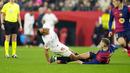Pemain Barcelona, Fermin Lopez melakukan tekel keras kepada pemain Sevilla, Djibril Sow dalam laga lanjutan Liga Spanyol 2024/2025 di Ramon Sanchez Pizjuan Stadium, Sevilla, Spanyol, Senin (10/02/2025) dini hari WIB. (AP Photo/Jose Breton)