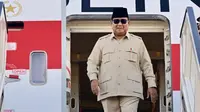 Presiden Republik Indonesia, Prabowo Subianto Tiba di Bandar Udara Internasional Sharm El-Sheikh, Republik Arab Mesir untuk menghadiri Konferensi Tingkat Tinggi (KTT). (Sumber Foto: BPMI Setpres).