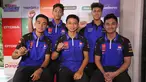 Pembalap Yamaha Racing Indonesia foto bersama saat kunjangan ke kantor Kapanlagi Youniverse di Gondangdia, Jakarta, Jumat (23/02/2024). (Bola.com/Abdul Aziz)