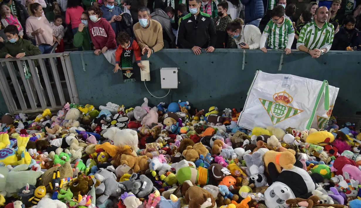 Setelah terkumpul, boneka yang didominasi boneka Teddy Bear dan mainan tersebut akan disalurkan kepada para anak yang membutuhkan dari keluarga yang kurang beruntung menyambut perayaan Natal. (AFP/Cristina Quicler)