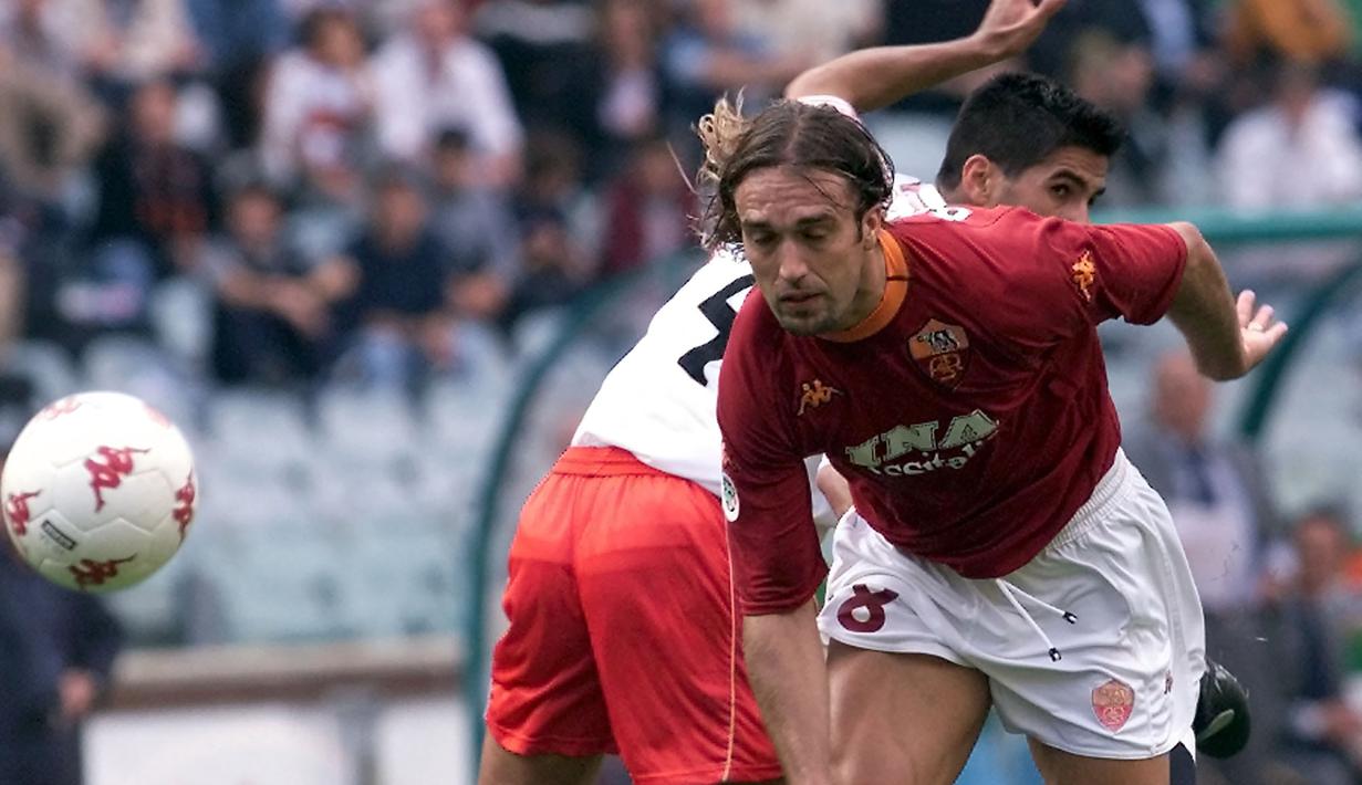 Gabriel Batistuta. Striker Argentina ini didatangkan AS Roma pada 2000/2001 setelah sebelumnya 9 musim berseragam Fiorentina. Ia ditebus dengan biaya 36,15 juta euro. Selama 2,5 musim memperkuat AS Roma, Batigol tampil dalam 87 laga dengan mencetak 33 gol. (Foto: AFP/Gabriel Bouys)