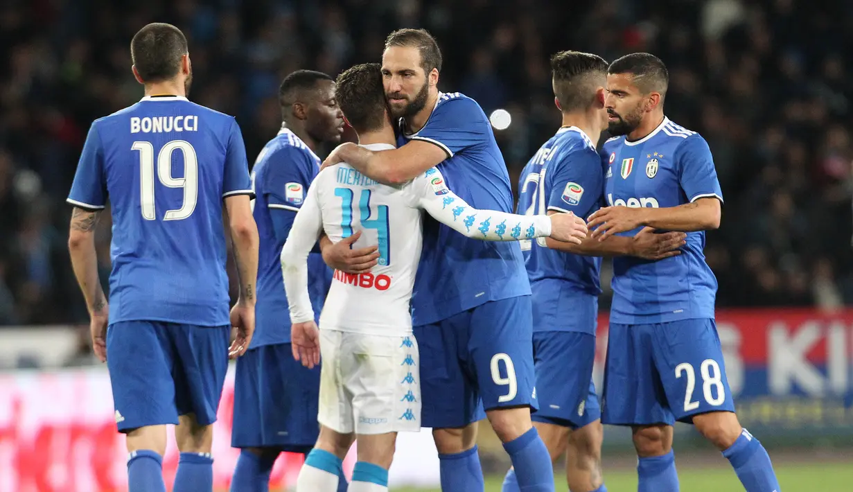 Penyerang Juventus, Gonzalo Higuain, memeluk penyerang Napoli, Dries Mertens usai laga berakhir. Hasil ini tidak mengubah posisi kedua tim. Juventus masih berada di puncak klasemen sementara Napoli di urutan ketiga. (AFP /Carlo Hermann)