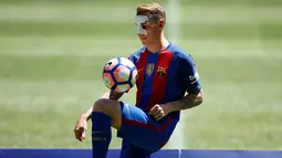 Pemain baru FC Barcelona, Lucas Digne mengolah bola saat diperkenalkan di stadion Camp Nou, Barcelona , Spanyol , (14/7). Lucas Digne  menyepakati kontrak berdurasi lima tahun. (REUTERS / Albert Gea)