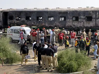 Tentara Pakistan memeriksa kereta yang hangus akibat terbakar di Liaquatpur, Pakistan (31/10/2019). Kebakaran besar melanda tiga gerbong kereta yang bepergian di provinsi Punjab timur negara itu. (AP Photo/Siddique Baluch)