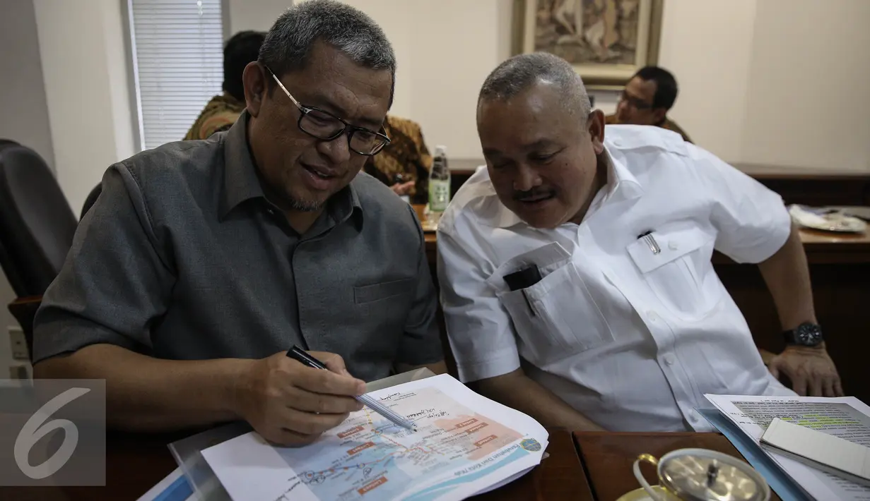 Gubernur Jabar Ahmad Heriawan (kiri) dan Gubernur Sumsel Alex Noerdin jelang rapat terbatas di Kantor Presiden, Jakarta, Selasa (29/3/2016). Rapat membahas percepatan pembangunan LRT dalam rangka Asian Games ke-18. (Liputan6.com/Faizal Fanani)