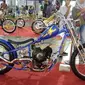 Motor bergaya chopper yang berlaga di Kustomfest 2019 ini sejatinya adalah Vespa 2-tak. (Nazar Ray/Otosia.com)