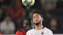 Bek Manchester United, Eric Bailly (kiri) berebut bola dengan gelandang AC Milan, Hakan Calhanoglu dalam International Champions Cup (ICC) 2018 di Carson, California, Amerika Serikat, Rabu (25/7). AC Milan kalah adu penalti. (AP Photo/Mark J. Terrill)