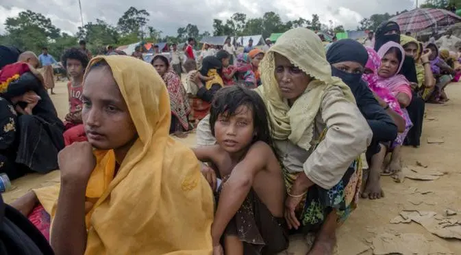 Etnis Muslim Rohingya, yang baru saja melintas perbatasan Myanmar menuju Bangladesh, sedang menunggu giliran menerima bantuan makanan dekat kamp pengungsi Balukhali (AP)
