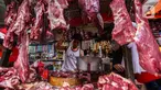 Aktivitas pedagang daging sapi di Pasar Kebayoran Lama, Jakarta saat melayani pembeli, Kamis (4/4/2024). (Liputan6.com/Angga Yuniar)
