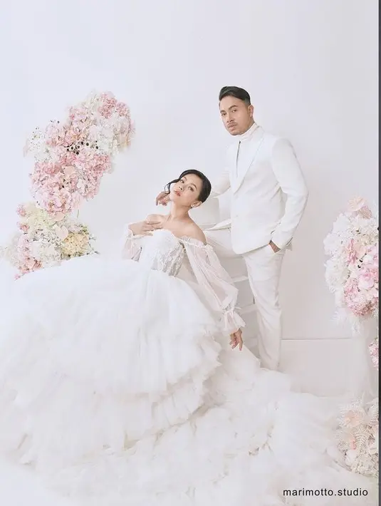Meli dan Gunawan tampil dalam busana serba putih. Penampilan dua pedangdut muda ini langsung tuai banyak pujian dari para fansnya. (instagram.com/marimotto.studio/gunawan.lida2020/lida_meli04)