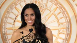 Pangeran Harry dan Meghan Markle saat tiba menghadiri The Australian Geographic Awards di Sydney, Australia (26/10). Meghan tampil cantik mengenakan gaun mewah Oscar de la Renta. (Ian Vogler/Pool via AP)