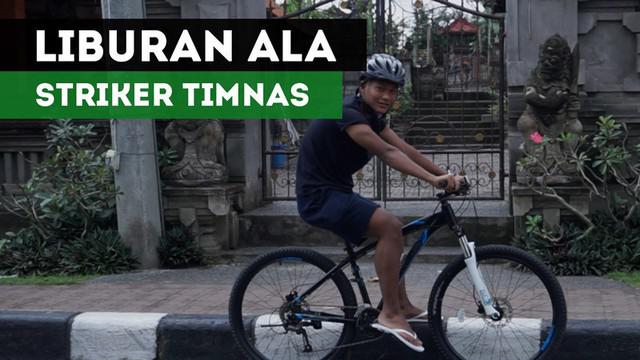 Berita video liburan sehat ala striker Timnas Indonesia U-22, Ahmad Nur Hardianto. Penyerang Persela Lamongan ini memilih bersepeda.