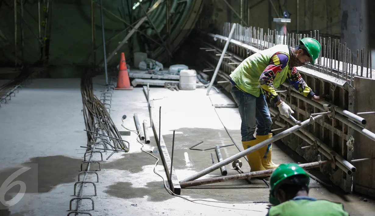 Pekerja memasang besi beton untuk pembangunan Mass Rapid Transit tahap 1 Koridor Selatan-Utara yang menghubungkan kawasan Lebak Bulus hingga Bunderan HI, Jakarta (6/4). Ditargetkan proyek selesai pada 2019 mendatang. (Liputan6.com/Faizal Fanani)