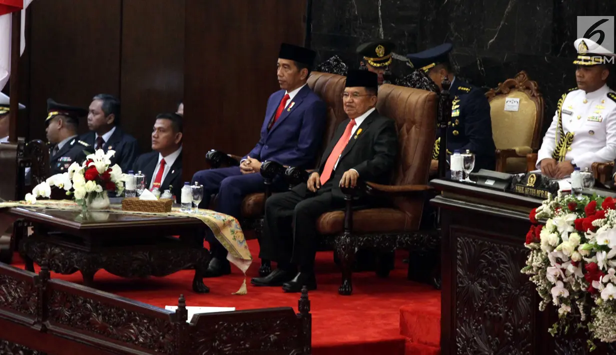 Presiden Joko Widodo (kedua kanan) didampingi Wakil Presiden Jusuf Kalla (kanan) bersiap menyampaikan Pidato Kenegaraan pada Sidang Tahunan MPR 2018 di Gedung Nusantara, Kompleks Parlemen, Senayan, Jakarta, Kamis (16/8). (Liputan6.com/Johan Tallo)