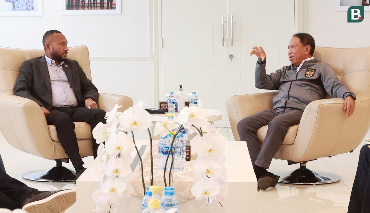 Menteri Pemuda dan Olahraga (Menpora) Zainudin Amali, berbincang dengan Manajer Persipura, Yan Mandenas, saat kembali menggelar pertemuan dengan perwakilan klub Liga 2 di Kantor Kemenpora, Senin (30/1/2023). Kompetisi Liga 2 belum bisa berjalan hingga Kongres Luar Biasa (KLB) Persatuan Sepakbola Seluruh Indonesia (PSSI) digelar. (Bola.com/M Iqbal Ichsan)