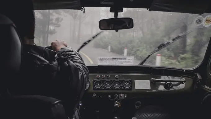 Ilustrasi mengendarai mobil saat hujan