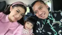 Gaya Serba Pink Aliya Rajasa dan Sang Putri Saat Antar Ibas ke Kantor
