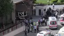 Petugas saat memeriksa lokasi ledakan bom yang menewaskan seorang perwira polisi di dekat kawasan perbatasan Turki dengan Suriah, Turki, Minggu (1/5). Peristiwa ledakan tersebut itu telah melukai 13 orang. (REUTERS/Murad Sezer)