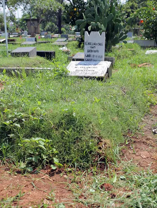 Laila dikabarkan meninggal setelah pulang shooting. Ia lantas dimakamkan satu liang lahat dengan suami diTPU Karet Bivak Blok AA II unit Islam. (Deki Prayoga/Bintang.com)