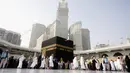 Umat Muslim berdoa di sekitar Kakbah Masjid al-Haram, Makkah, Arab Saudi, Rabu (4/3/2020). Pelarangan sementara ibadah umrah dilakukan untuk mencegah meluasnya penyebaran virus corona. (AP Photo/Amr Nabil)