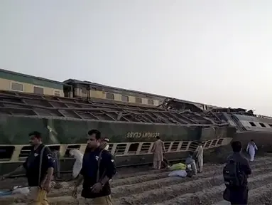 Gambar dari video ini, menunjukkan kereta setelah tabrakan di Ghotki, Pakistan, Senin (7/6/2021). Dua kereta ekspres bertabrakan di Pakistan selatan Senin pagi. (AP Photo)