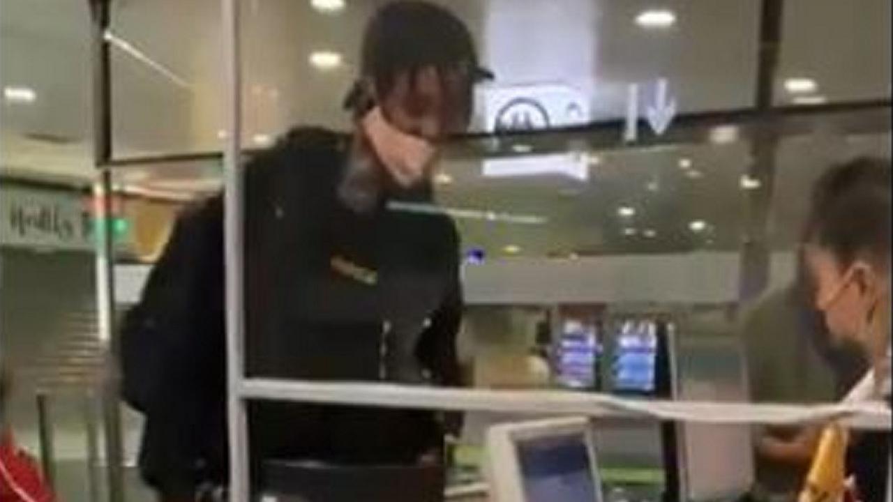 Seorang lelaki bayarkan bagasi seorang ibu