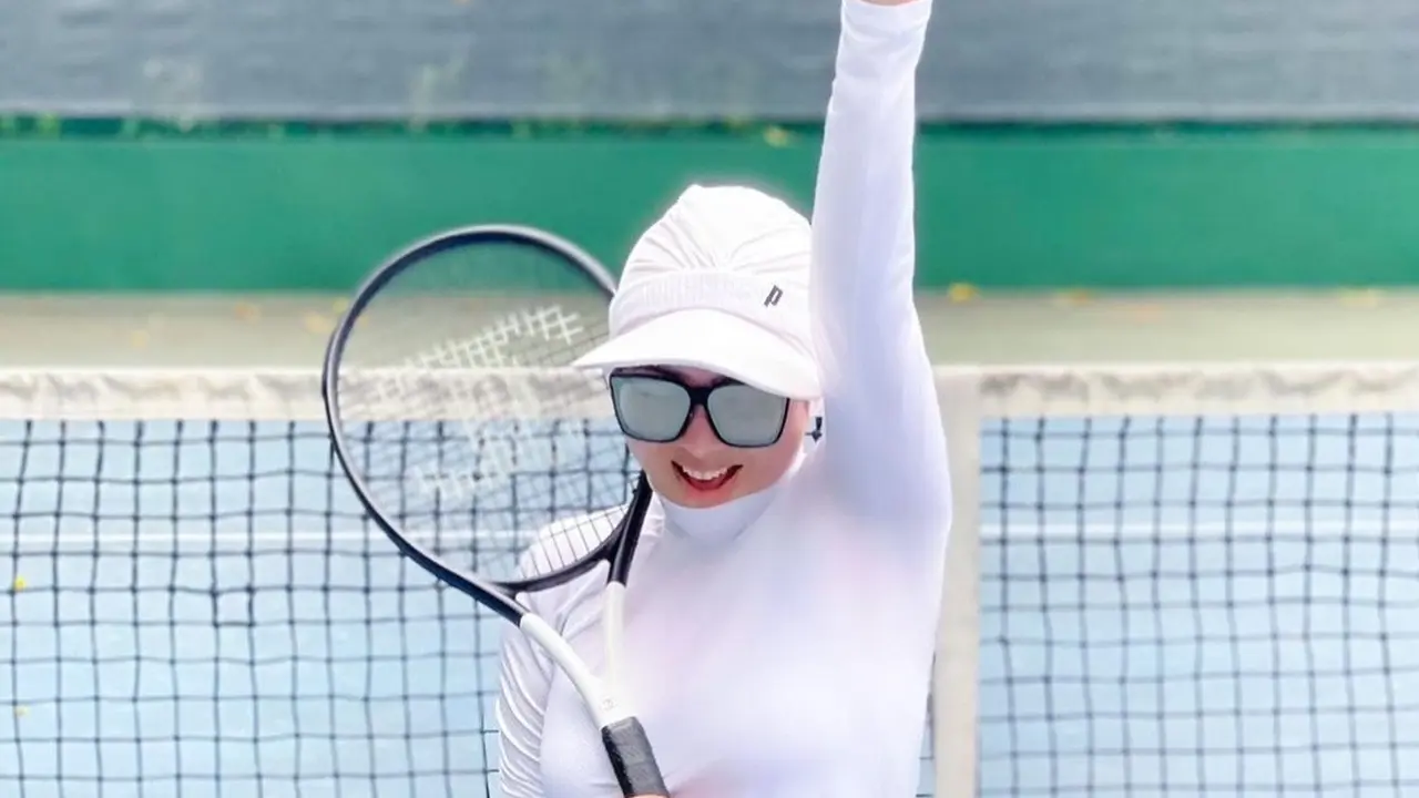Potret Syahrini saat main tenis, penampilan tetap stylish