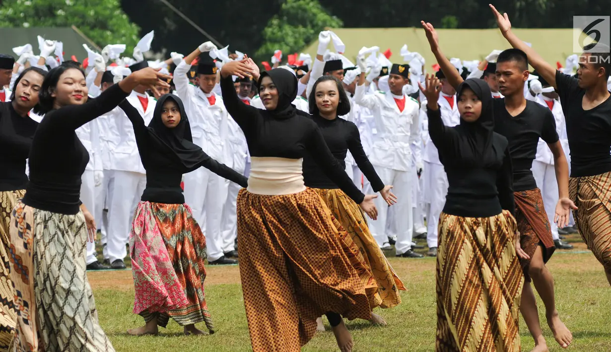 Aksi teatrikal oleh purna Paskibraka Nasional 2017 di PPPON Cibubur, Jakarta Timur, Rabu (23/8). Sebanyak 3000 purna paskibraka dari seluruh Indonesia hadir dalam acara apel kebangsaan tersebut. (Liputan6.com/Yoppy Renato)