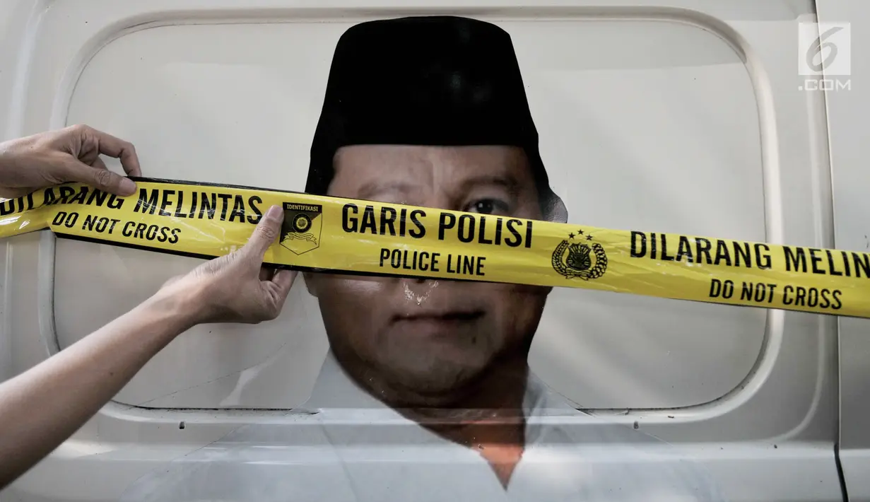 Ambulans Partai Gerindra yang diamankan polisi dipasangi garis polisi di halaman Mapolda Metro Jaya, Jakarta, Kamis (23/5/2019). Ambulans milik Partai Gerindra Tasikmalaya berpelat nomor B 9686 PCF tersebut diamankan polisi karena diduga mengangkut batu dalam Aksi 22 Mei. (merdeka.com/Iqbal Nugroho)