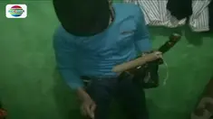 Polisi temukan tali pocong dan tanah kuburan saat menggerebek pelaku pencurian kendaraan bermotor di Tiga Raksa, Tangerang, Banten.