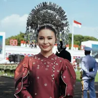 Rossa kenakan kebaya anggan di Istana Merdeka. [@itsrossa910].
