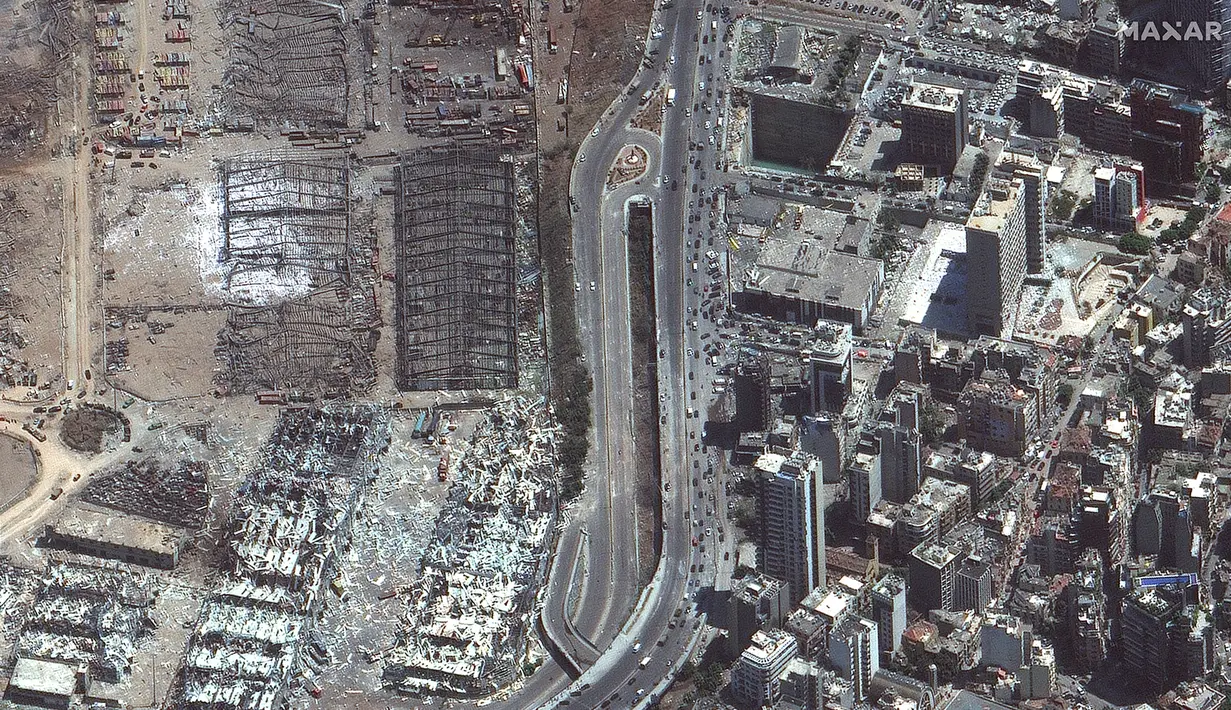 Citra satelit yang disediakan oleh Maxar Technologies ini menunjukkan area yang rusak di luar pelabuhan Beirut di Lebanon pada hari Rabu, 5 Agustus 2020, sehari setelah ledakan besar yang membuat seluruh blok kota diselimuti kaca dan puing-puing. (© 2020 Maxar Technologies melalui AP)