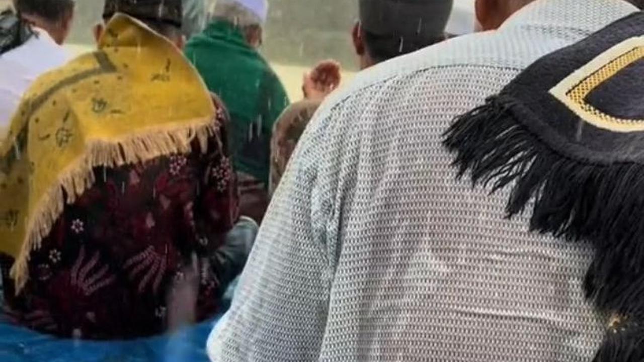Momen Warga Jambi Lakukan Salat Istisqa untuk Meminta Hujan, Langsung Dikabulkan