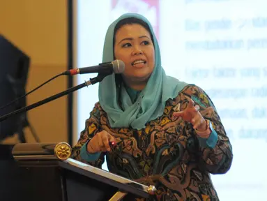 Direktur Wahid Foundation, Yenny Wahid memberi pemaparan saat diskusi panel di peluncuran survei nasional potensi toleransi sosial keagamaan di kalangan perempuan muslim Indonesia, Jakarta, Senin (29/1). (Liputan6.com/Herman Zakharia)