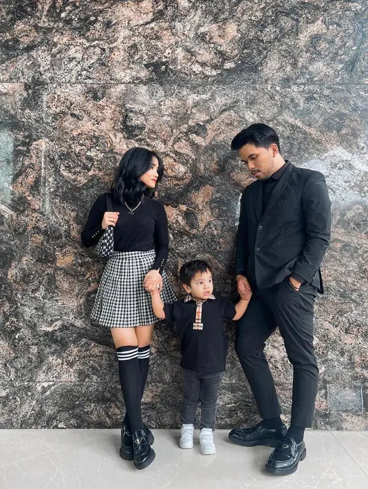 Tampil edgy dengan black outfit, Fuji mengenakan top dipadu mini skirt, sementara Thariq pakai setelan jas. @fuji_an.