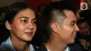 Pasangan selebriti Baim Wong dan Paula Verhoeven usai menjalani pemeriksaan  di Polres Metro Jakarta Selatan, Jumat (7/10/2022). Baim Wong dan Paula Verhoeven diperiksa sebagai saksi terlapor dengan masing-masing 25 dan 19 pertanyaan terkait konten video prank KDRT. (Liputan6.com/Herman Zakharia)