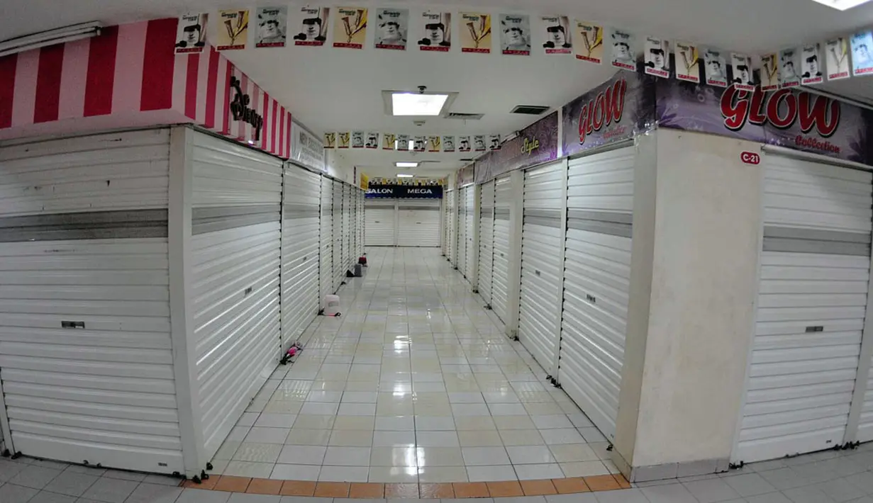 Sejumlah toko yang ada di kawasan Pasar Baru, Jakarta, masih terlihat tutup pada Rabu (30/7/2014). (Liputan6.com/Faizal Fanani)