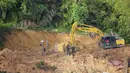 Tim penyelamat menggunakan alat berat melanjutkan pencarian korban yang terjebak dalam tanah longsor di Batang Kali, Malaysia, Sabtu, 17 Desember 2022. Longsor Jumat, 16 Desember 2022, di sebuah perkemahan wisata di Malaysia menyebabkan lebih dari selusin orang tewas dan pihak berwenang mengatakan belasan orang lainnya dikhawatirkan terkubur di lokasi di sebuah pertanian organik di luar ibu kota Kuala Lumpur. (AP Photo/Vincent Thian)