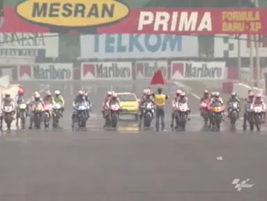 GP500 atau yang sekarang dikenal dengan MotoGP pernah hadir di Indonesia circa 1996 dan 1997. Diselenggarakan di Sirkuit Sentul, para pembalap menganggap trek ini sebagai lintasan yang simple, datar, namun dipenuhi tikungan high-speed yang sulit untuk ditebak. Pembalap-pembalap legendaris seperti Mick Doohan dan Valentino Rossi pernah menjajal salah satu sirkuit kebanggaan Indonesia ini. (Source: YouTube/MotoGP)