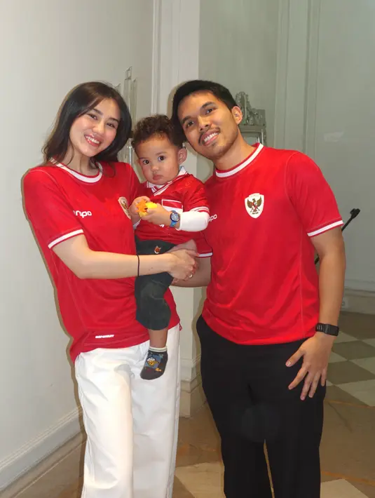 Aaliyah Massaid dan Thoriq Halilintar tampil dengan kompak dengan jersey yang senada. Hanya saja, Aaliyah memadukannya dengan celana putih sementara Thariq Halilintar pilih celana hitam [@thariqhalilintar]