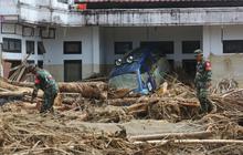FOTO: Potret Kayu Gelondongan Hancurkan Rumah dan Fasilitas Warga