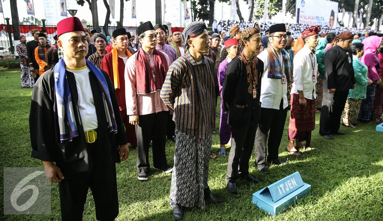 Sejumlah PNS memakai pakaian adat mengikuti upacara memperingati Hari Pendidikan Nasional 2016 di Kemdikbud, Jakarta, Senin (2/5). Upacara diikuti oleh seluruh pegawai kemendikbud dan perwakilan sekolah-sekolah di Jakarta. (Liputan6.com/Faizal Fanani)