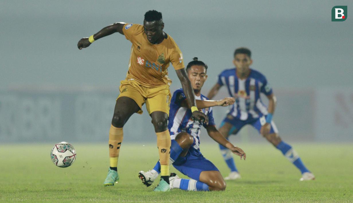 Unggul materi kualitas pemain, Bhayangkara FC mengambil inisiatif untuk melakukan serangan di menit-menit awal. Upaya yang dilakukan membuahkan hasil pada menit ke-8 lewat sepakan Ezechiel N’Douassel yang berhasil menjebol gawang Persiraja. (Foto: Bola.com/M iqbal Ichsan)