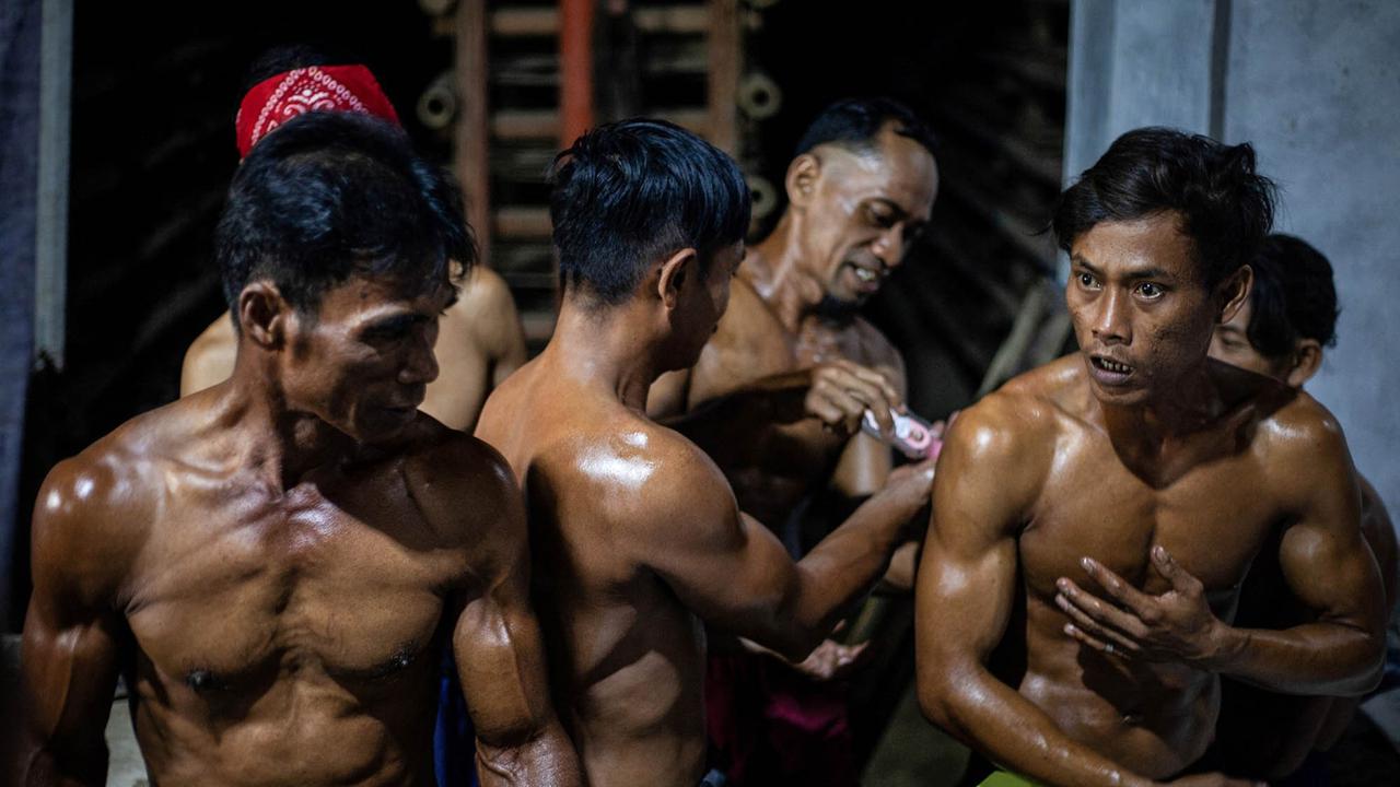 FOTO: Binaraga Genteng: Aksi Pekerja Jatiwangi Pamer Otot demi Selamatkan Tradisi