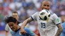 Duel pemain Uruguay, Edinson Cavani (kiri) dan pemain Rusia, Fyodor Kudryashov pada laga grup A Piala Dunia 2018 di Samara Arena, Samara, Rusia, (25/6/2018). Uruguay menang 3-0. (AP/Hassan Ammar)