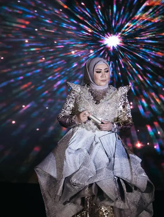 Setiap kali dirinya hadir di atas panggung, Melly Goeslaw bukan hanya membuat para penggemarnya terpikat dengan suara emasnya. Namun juga dengan tampilannya yang glamor dan selalu unik. (Instagram/melly_goeslaw)