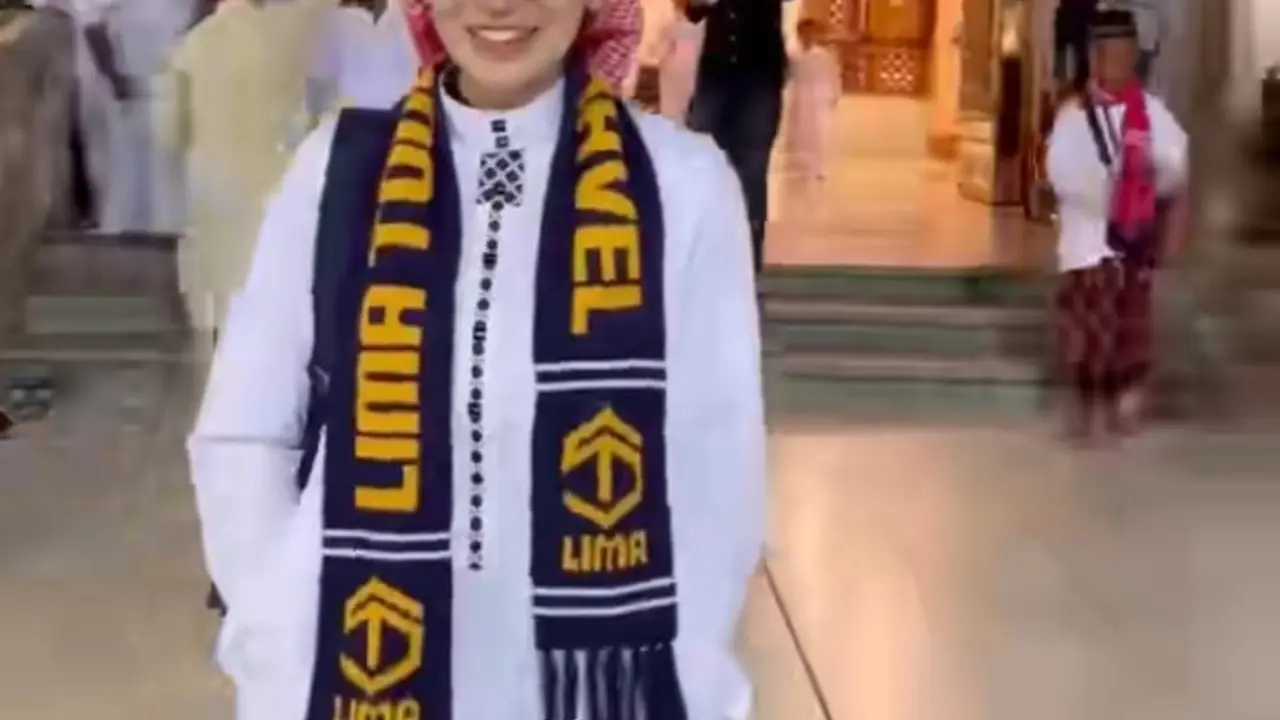 Transgender bernama Jeje pergi umrah bersama kedua orangtuanya
