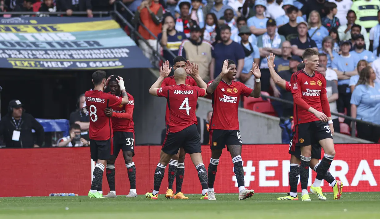 Selebrasi para pemain Manchester United merayakan gol kedua ke gawang Manchester City yang dicetak Kobbie Mainoo (kedua kiri) pada laga final Piala FA 2023/2024 di Wembley Stadium, London, Sabtu (25/5/2024). (AP Photo/Ian Walton)